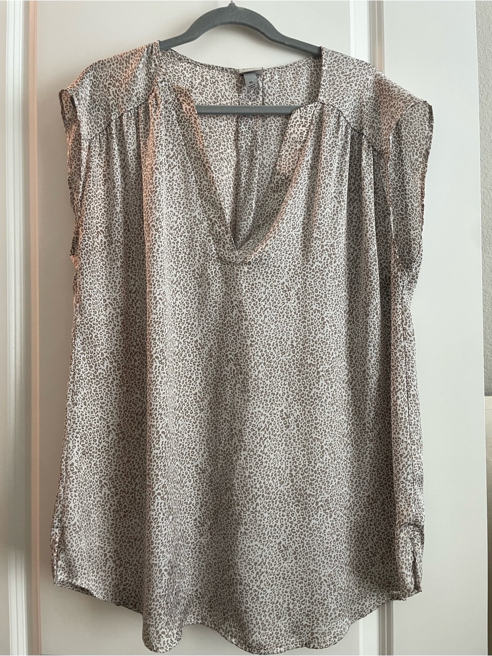 Sleeveless V-Neck Leopard Print Blouse - Neutral